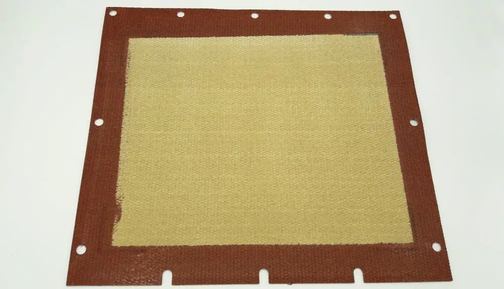 Isolationsdeckel mit braunem Rand und mittlerem beige Bereich, ausgestattet mit mehreren Befestigungslöchern, von der Marke Remeha.